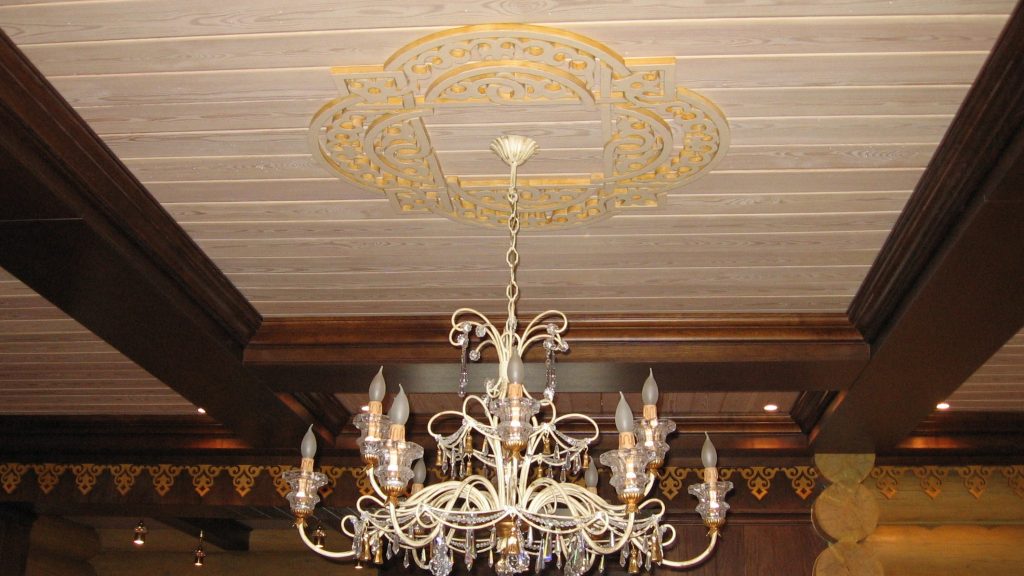 Strop u drvenoj kući