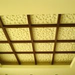 Panel decorativo en el techo.