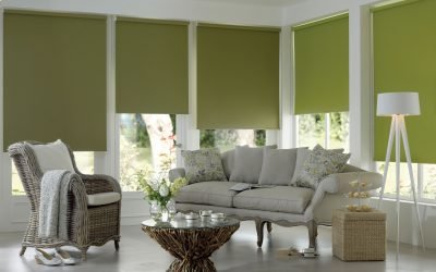 Cortinas enrolladas en ventanas de plástico sin taladrar.
