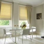 Persianas enrollables beige para la cocina