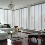 Cortinas enrolladas en un interior claro.