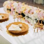 Flores en la mesa de la boda