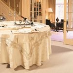 Mantel festivo para una mesa redonda