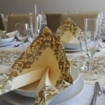 Decoración de servilletas para una mesa festiva