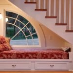 Cama junto a la ventana