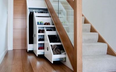 Colocación del armario debajo de las escaleras.