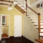 Lámpara sobre las escaleras