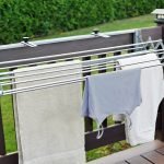 Secar la ropa en el balcón.
