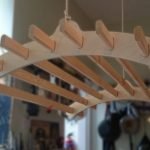 Secadora de madera en el balcón