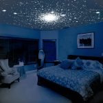 El cielo estrellado en un techo elástico en una habitación