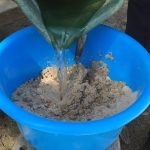 Agregar agua a la mezcla