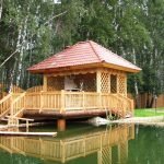 Gazebo en la orilla