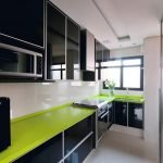 Cocina en blanco y negro con detalles en verde.