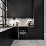 Cocina negra con delantal blanco