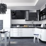 Cocina blanca con detalles en negro.