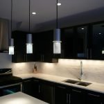 Cocina negra con delantal blanco