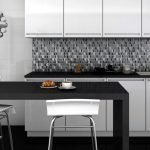 Mosaico blanco y negro a la cocina