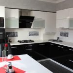 Interior de cocina blanco y negro