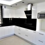 Delantal negro para cocina blanca