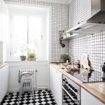 Decoración de paredes en la cocina con mosaico blanco.