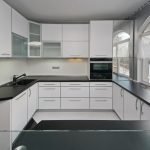 Cocina blanca y encimera negra