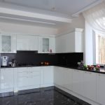 Cocina blanca y delantal negro