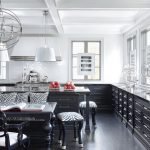 Foto interior de cocina en blanco y negro