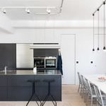 Cocina estilo loft en blanco y negro