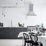 Diseño de cocina en blanco y negro.