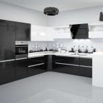 Delantal blanco y negro en la cocina