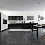 Amplia cocina en blanco y negro.
