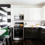 Opciones de diseño de cocina en blanco y negro