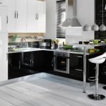 Diseño de cocina en blanco y negro.