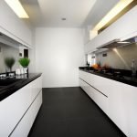 Cocina blanca con encimeras negras