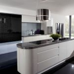 Cocina con isla en blanco y negro.