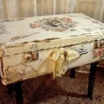 Una mesa de una maleta