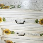 Girasoles en la cómoda