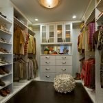 Muebles en el vestidor.