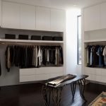 Paredes blancas en el vestidor
