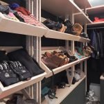 Cosas en los estantes del camerino