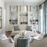 Orquídea sobre la mesa junto al sofá