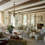 Candelabros con velas en el interior