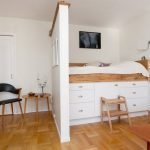 La cómoda de cama en el interior odnushki
