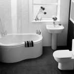 El interior de un baño pequeño.