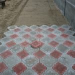 Colocación de azulejos en el patio