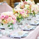 Ramos de rosas vivas sobre la mesa