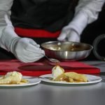 Sirviendo platos por el camarero