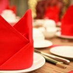 Servilletas rojas en una decoración de mesa