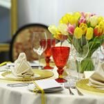 Tulipanes en la mesa