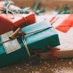 Envoltura de regalos con ramas de abeto